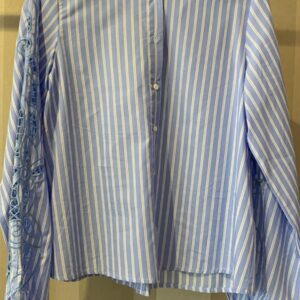 Camisa con bordados en la manga