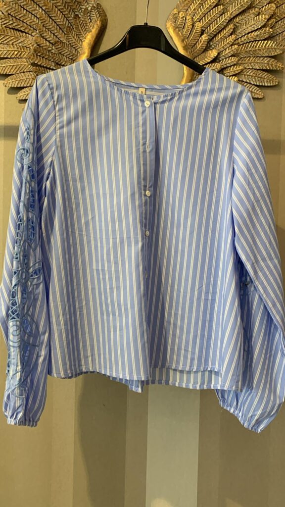 Camisa con bordados en la manga