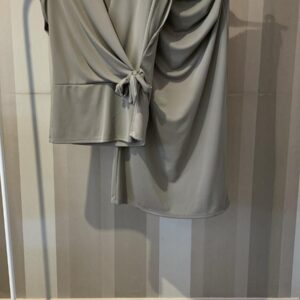 Falda y camiseta con lazada al lado