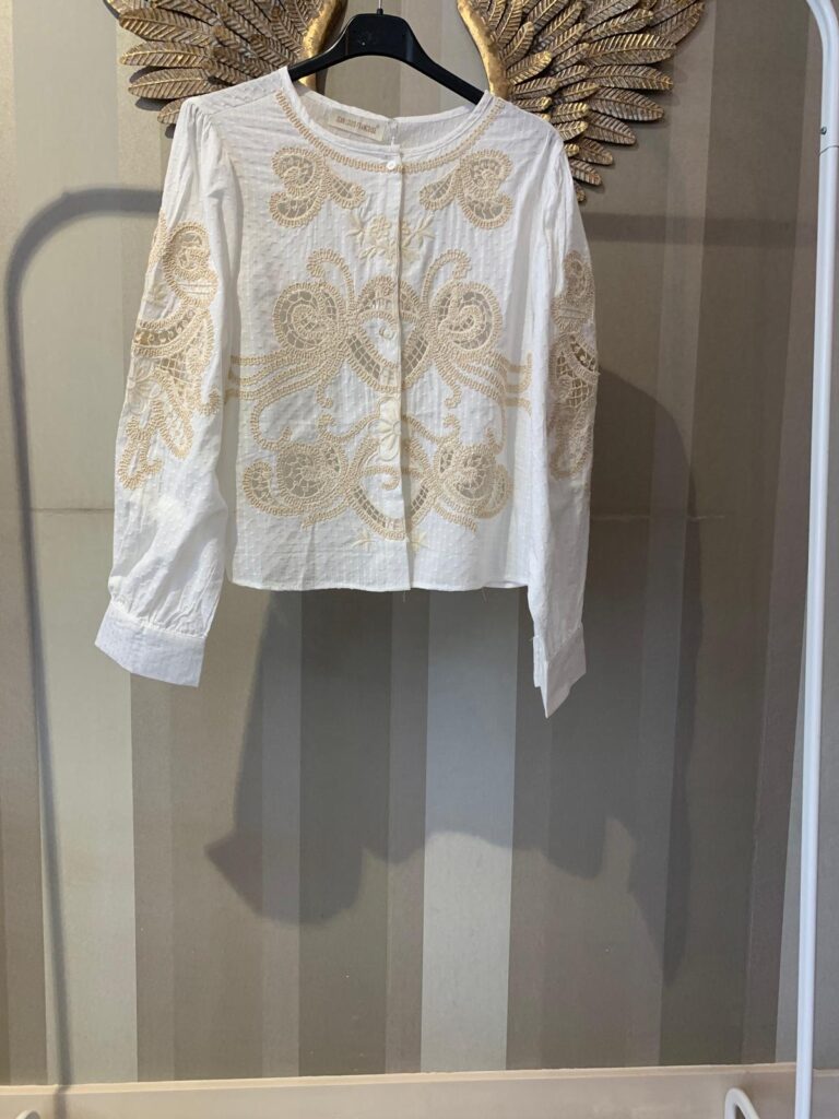 Camisa blanca bordada