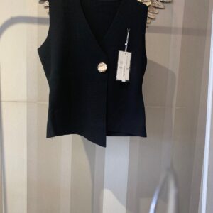 Chaleco negro con botón dorado