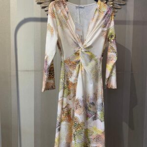 Vestido con fruncido lateral